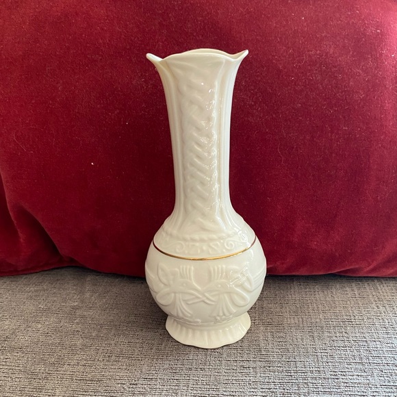 Belleek Accents Belleek Claddagh Celtic Love Birds Irish Bud Vase